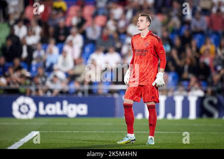 MADRID, SPAGNA - 08 OTTOBRE: Andriy Lunin del Real Madrid CF guarda durante la partita la Liga Santander tra Getafe CF e Real Madrid CF il 08 ottobre 2022 al Colosseo Alfonso Perez di Madrid, Spagna. Credit: Ricardo Larreina/AFLO/Alamy Live News Foto Stock