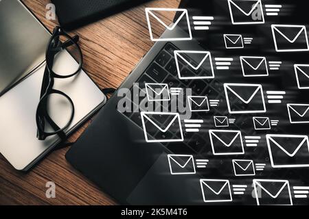 Bel desktop vintage come sfondo con le mail VR in arrivo. Concetto di vendita del email. Internet delle cose. Contattaci. Servizio clienti. Foto Stock