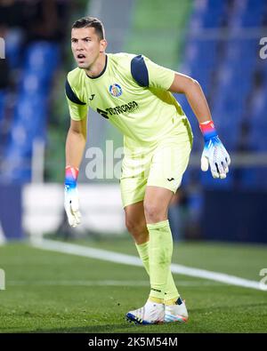 MADRID, SPAGNA - Ottobre 08: David Soria di Getafe CF guarda durante la partita la Liga Santander tra Getafe CF e Real Madrid CF il 08 Ottobre 2022 al Colosseo Alfonso Perez di Madrid, Spagna. Credit: Ricardo Larreina/AFLO/Alamy Live News Foto Stock