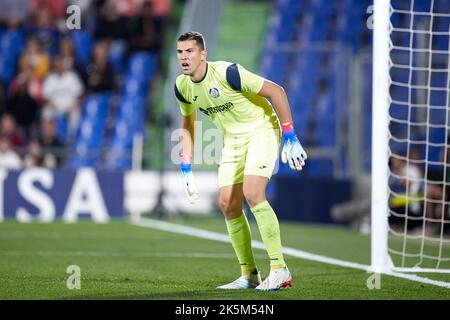 MADRID, SPAGNA - Ottobre 08: David Soria di Getafe CF guarda durante la partita la Liga Santander tra Getafe CF e Real Madrid CF il 08 Ottobre 2022 al Colosseo Alfonso Perez di Madrid, Spagna. Credit: Ricardo Larreina/AFLO/Alamy Live News Foto Stock