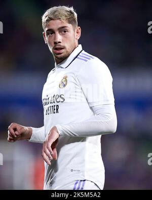 MADRID, SPAGNA - 08 OTTOBRE: Fede Valverde del Real Madrid CF guarda durante la partita la Liga Santander tra Getafe CF e Real Madrid CF il 08 ottobre 2022 al Colosseo Alfonso Perez di Madrid, Spagna. Credit: Ricardo Larreina/AFLO/Alamy Live News Foto Stock