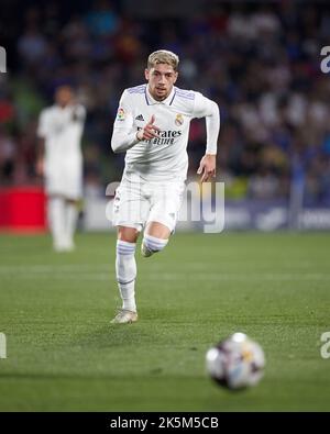 MADRID, SPAGNA - 08 OTTOBRE: Fede Valverde del Real Madrid CF si svolge durante la partita la Liga Santander tra Getafe CF e Real Madrid CF il 08 ottobre 2022 al Colosseo Alfonso Perez di Madrid, Spagna. Credit: Ricardo Larreina/AFLO/Alamy Live News Foto Stock