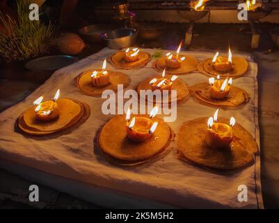 Un Gujarat Village Navratri tradizionale Gehu atta Akhand farina di grano Diya Durga Puja Celebration Arti Jyoti olio Deepak Foto Stock