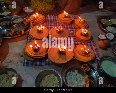 Un Gujarat Village Navratri tradizionale Gehu atta Akhand farina di grano Diya Durga Puja Celebration Arti Jyoti olio Deepak Foto Stock