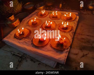 Un Gujarat Village Navratri tradizionale Gehu atta Akhand farina di grano Diya Durga Puja Celebration Arti Jyoti olio Deepak Foto Stock