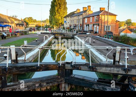 Grand Union Canal a Stoke Bruerne in autunno all'alba. Northamptonshire. Inghilterra Foto Stock