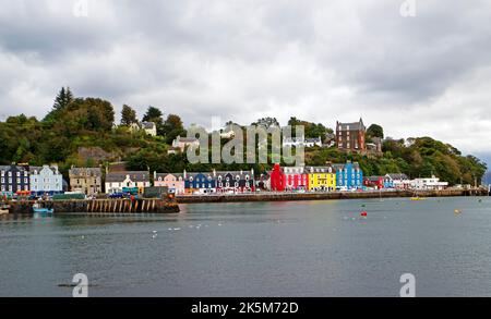 Una vista della strada principale e delle proprietà colorate che si affacciano sul porto sull'Isola di Mull a Tobermory, Mishnish, Mull, Scozia, Regno Unito. Foto Stock