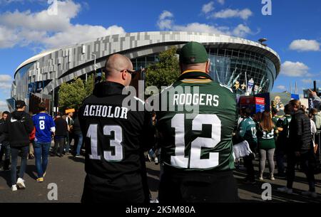 I tifosi che indossano i Las Vegas Raiders e le maglie Green Bay Packers arrivano per la partita internazionale della NFL al Tottenham Hotspur Stadium, Londra. Data immagine: Domenica 9 ottobre 2022. Foto Stock