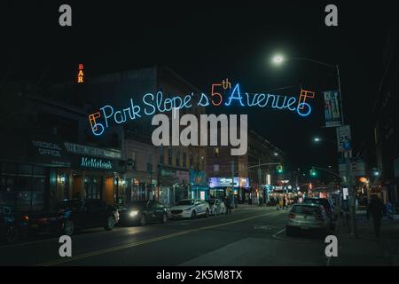 Park Slopes 5th Avenue segno di notte, Brooklyn, New York Foto Stock