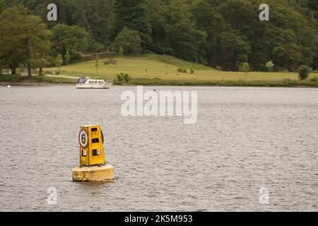 Un limite giallo di velocità Buoy su un lago interno Foto Stock