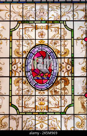 Le vetrate di Liverbird nell'hotel Double Tree Hilton di Liverpool. Foto Stock