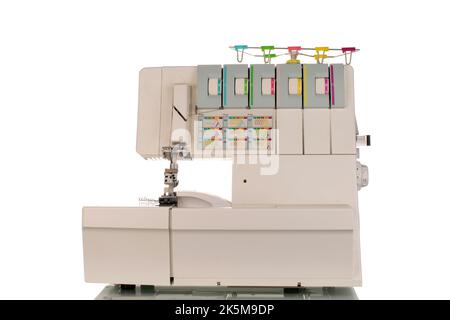 Un overlock elettrico per cucire, macro, isolato su sfondo bianco. Foto Stock