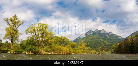 Vista panoramica sul picco di Trzy Korony (tre corone) nel Parco Nazionale di Pieniny. Vista panoramica in una soleggiata giornata autunnale dal rafting sul fiume Dunajec. Polonia, Foto Stock