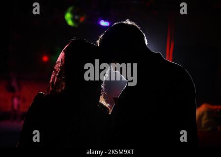 Sposa pakistana e sposo, pronto ad entrare nella sala per matrimoni Foto Stock