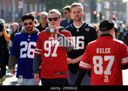 I tifosi arrivano per la partita internazionale della NFL al Tottenham Hotspur Stadium, Londra. Data immagine: Domenica 9 ottobre 2022. Foto Stock