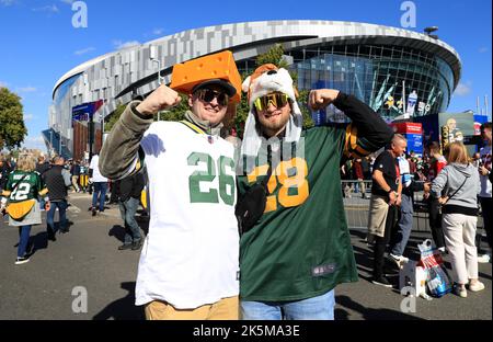 I tifosi arrivano per la partita internazionale della NFL al Tottenham Hotspur Stadium, Londra. Data immagine: Domenica 9 ottobre 2022. Foto Stock