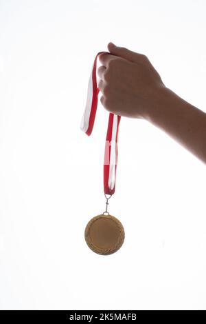 Medaglia d'oro con nastro rosso e bianco. Foto Stock