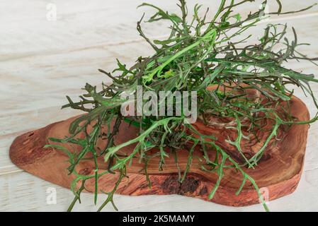 Insalata di rucola fresca su sfondo scuro Foto Stock