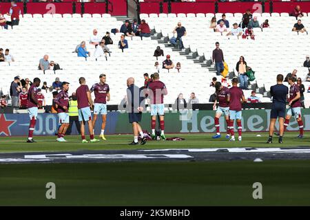 9th 2022 ottobre: London Stadium, Londra, Inghilterra; calcio della Premier League tra West Ham e Fulham; i giocatori del West Ham United si scaldano prima del calcio d'inizio Foto Stock