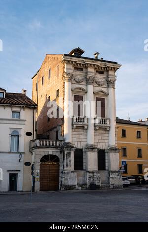 Vicenza, Italia - Agosto 14 2022: Palazzo Iseppo Porto Palace progettato dall'architetto rinascimentale italiano Andrea Palladio a Contra porti, Vicenza. Foto Stock