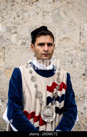 Siena, Toscana, Italia - Agosto 15 2022: Membro di Istrice o Porcupine Contrada in costume storico rinascimentale al Palio di Siena Foto Stock