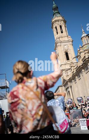 Protesta contro la corrida organizzata da AnimaNaturalis in Plaza del Pilar durante l'annuale Pilar Fiestas, Saragozza, Spagna Foto Stock