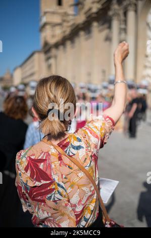 Protesta contro la corrida organizzata da AnimaNaturalis in Plaza del Pilar durante l'annuale Pilar Fiestas, Saragozza, Spagna Foto Stock