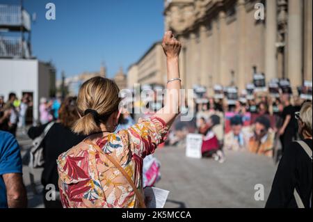 Protesta contro la corrida organizzata da AnimaNaturalis in Plaza del Pilar durante l'annuale Pilar Fiestas, Saragozza, Spagna Foto Stock