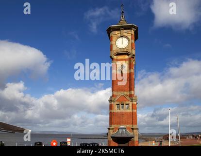 La storica torre dell'orologio sul lungomare di Morecambe, Lancashire, Regno Unito Foto Stock