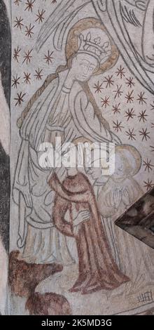 Affresco medievale di nostra Signora Aparecida con il suo grande mantello nella chiesa di Kirke Hyllinge, Danimarca, 4 ottobre 2022 Foto Stock