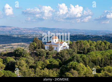 Veduta aerea di una chiesa nel villaggio di Pano Theletra, distretto di Pafos, Repubblica di Cipro. Foto Stock