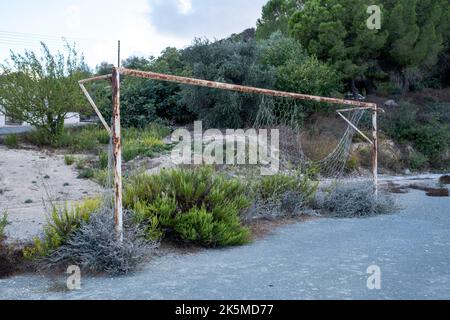 Palafiti da calcio in crescita, Pano Theletra Village, Cipro. Foto Stock