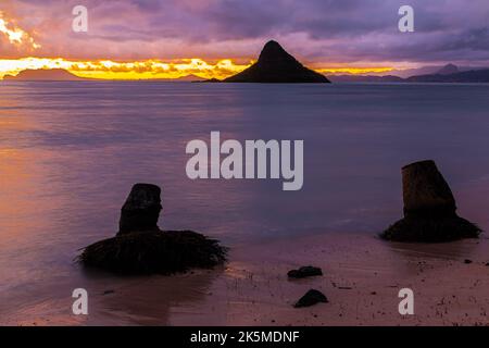 Sunrise Mokoli'i Island (precedentemente conosciuta come il termine obsoleto "cappello di Chinaman") sulla baia di KÄne'ohe, Kualoa Point state Recreation Area, Oahu, Hawaii, USA Foto Stock