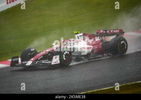 Suzuka, Giappone. 9th Ott 2022. Il pilota cinese di Alfa Romeo Zhou Guanyu guida durante la gara del Gran Premio del Giappone di Formula uno che si tiene sul circuito di Suzuka a Suzuka City, Giappone, il 9 ottobre 2022. Credit: Zhang Xiaoyu/Xinhua/Alamy Live News Foto Stock