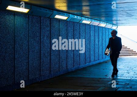 Uomo che cammina attraverso una delle metropolitane del sottopassaggio intorno al BFI IMAX a Waterloo, Londra, Regno Unito nel mese di settembre Foto Stock