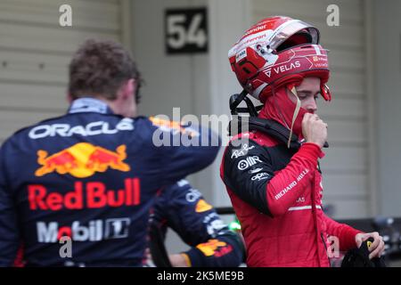 Suzuka, Giappone. 9th Ott 2022. Il pilota monegasco della Ferrari Charles Leclerc (R) reagisce durante la gara del Gran Premio di Formula uno del Giappone che si tiene sul circuito di Suzuka a Suzuka City, Giappone, il 9 ottobre 2022. Credit: Zhang Xiaoyu/Xinhua/Alamy Live News Foto Stock