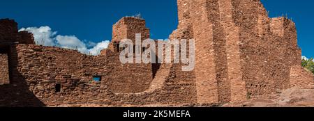 La Chiesa dalle mura rosse di Nuestra Senora de la Purissima Conceptionde Quarai, il Monumento Nazionale delle Missioni Pueblo di Salinas, New Mexico, USA Foto Stock