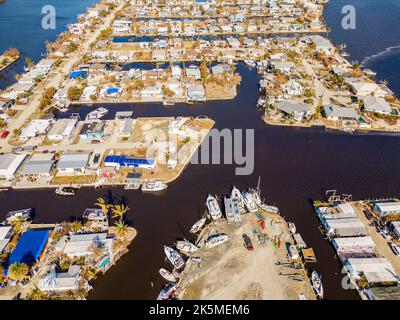 Foto aerea di ispezione droni Matlacha Florida Hurricane Ian dopo danni e detriti da inondazioni e tempesta di picco circa ottobre 2022 Foto Stock