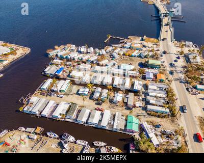 Foto aerea di ispezione droni Matlacha Florida Hurricane Ian dopo danni e detriti da inondazioni e tempesta di picco circa ottobre 2022 Foto Stock