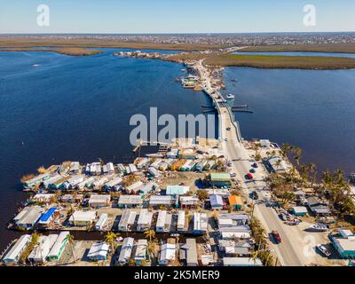 Foto aerea di ispezione droni Matlacha Florida Hurricane Ian dopo danni e detriti da inondazioni e tempesta di picco circa ottobre 2022 Foto Stock