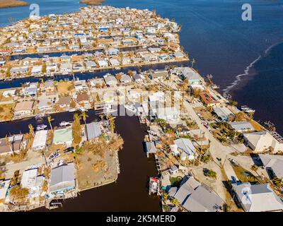 Foto aerea di ispezione droni Matlacha Florida Hurricane Ian dopo danni e detriti da inondazioni e tempesta di picco circa ottobre 2022 Foto Stock