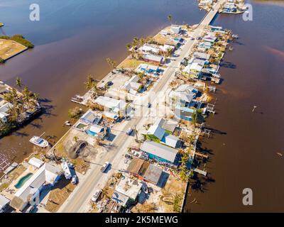 Foto aerea di ispezione droni Matlacha Florida Hurricane Ian dopo danni e detriti da inondazioni e tempesta di picco circa ottobre 2022 Foto Stock