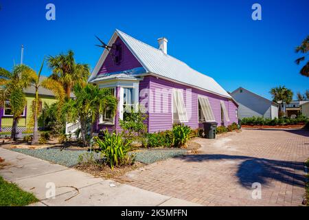 punta Gorda, FL, USA - 8 ottobre 2022: Foto del Salone della Casa Viola Foto Stock