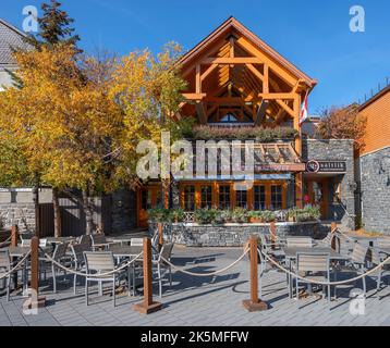 Banff, Alberta, Canada – 07 ottobre 2022: Esterno della Saltlik Steakhouse nel centro città Foto Stock