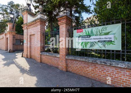 100 ves a Soproni Egitetem Botanikus Kertje (il Giardino Botanico dell'Università di Sopron ha 100 anni) banner su recinto di Università, Sopron, Hunga Foto Stock