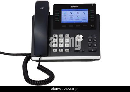 Treuchtlingen, Germania, 09 Oktober 2022: Modern Yealink T46S telefono è un telefono IP business che è ora ampiamente utilizzato nel mondo. Foto Stock