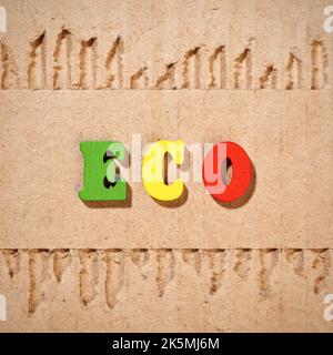 Eco - Iscrizione con lettere a colori su cartone strappato Foto Stock