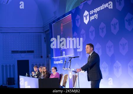 The Co-operated Party Conference 2022, Queens Hotel, Leeds, Yorkshire, Inghilterra, REGNO UNITO. 9th Ott 2022. WES Streeting MP, Shadow Secretary of state for Health and Social Care, intervenendo alla Conferenza annuale del Partito cooperativo. Credit: Alan Beastall/Alamy Live News Foto Stock