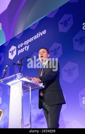 The Co-operated Party Conference 2022, Queens Hotel, Leeds, Yorkshire, Inghilterra, REGNO UNITO. 9th Ott 2022. WES Streeting MP, Shadow Secretary of state for Health and Social Care, intervenendo alla Conferenza annuale del Partito cooperativo. Credit: Alan Beastall/Alamy Live News Foto Stock