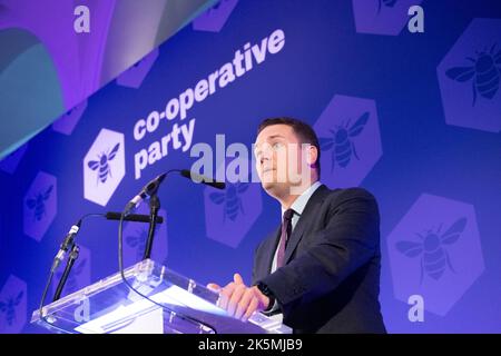 The Co-operated Party Conference 2022, Queens Hotel, Leeds, Yorkshire, Inghilterra, REGNO UNITO. 9th Ott 2022. WES Streeting MP, Shadow Secretary of state for Health and Social Care, intervenendo alla Conferenza annuale del Partito cooperativo. Credit: Alan Beastall/Alamy Live News Foto Stock